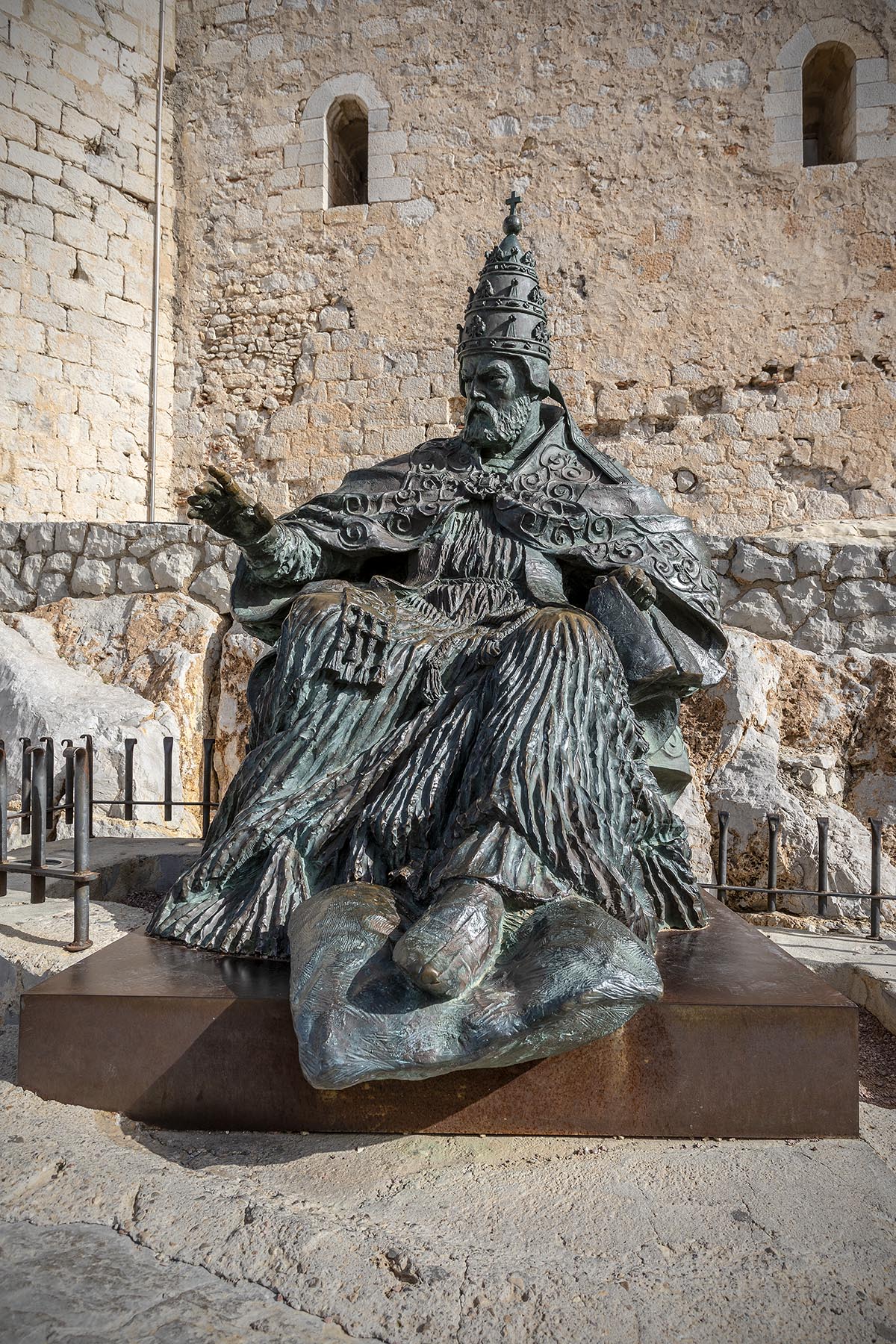 Escultura del papa Luna en el castillo de Peñíscola. Foto: Javier Romeo Francés