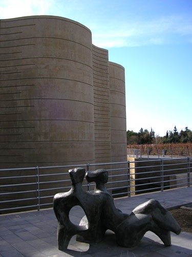 Vista del edificio del CDAN con escultura 