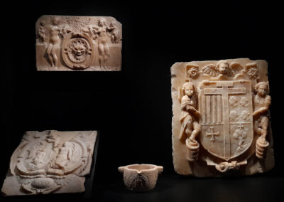 'Blasón del Reino de Aragón' (derecha) y ‘Fuente o lavamanos: Alegoría de los ríos Flumen e Isuela’ (abajo a la izquierda), junto a otras piezas de la muestra