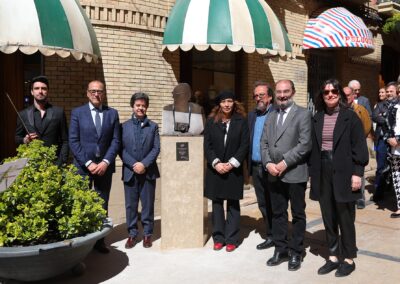 El Presidente de Aragón, Javier Lambán, ha participado en el acto de entrega a la ciudad de Huesca de la escultura en honor a Carlos Saura, junto con el alcalde, Luis Felipe; el consejero de Educación, Cultura y Deporte, Felipe Faci, y la viuda de Carlos Saura, Eulália Ramón