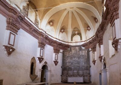 Interior de la iglesia de Jesús Nazareno del castillo abadía de Montearagón. Foto: Albella Audiovisual