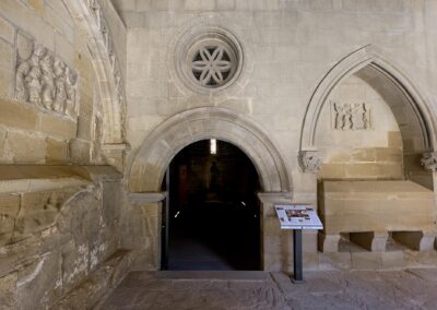 Puerta de acceso a la capilla de san Bartolomé, panteón real de San Pedro el Viejo. Foto: Albella Audiovisual