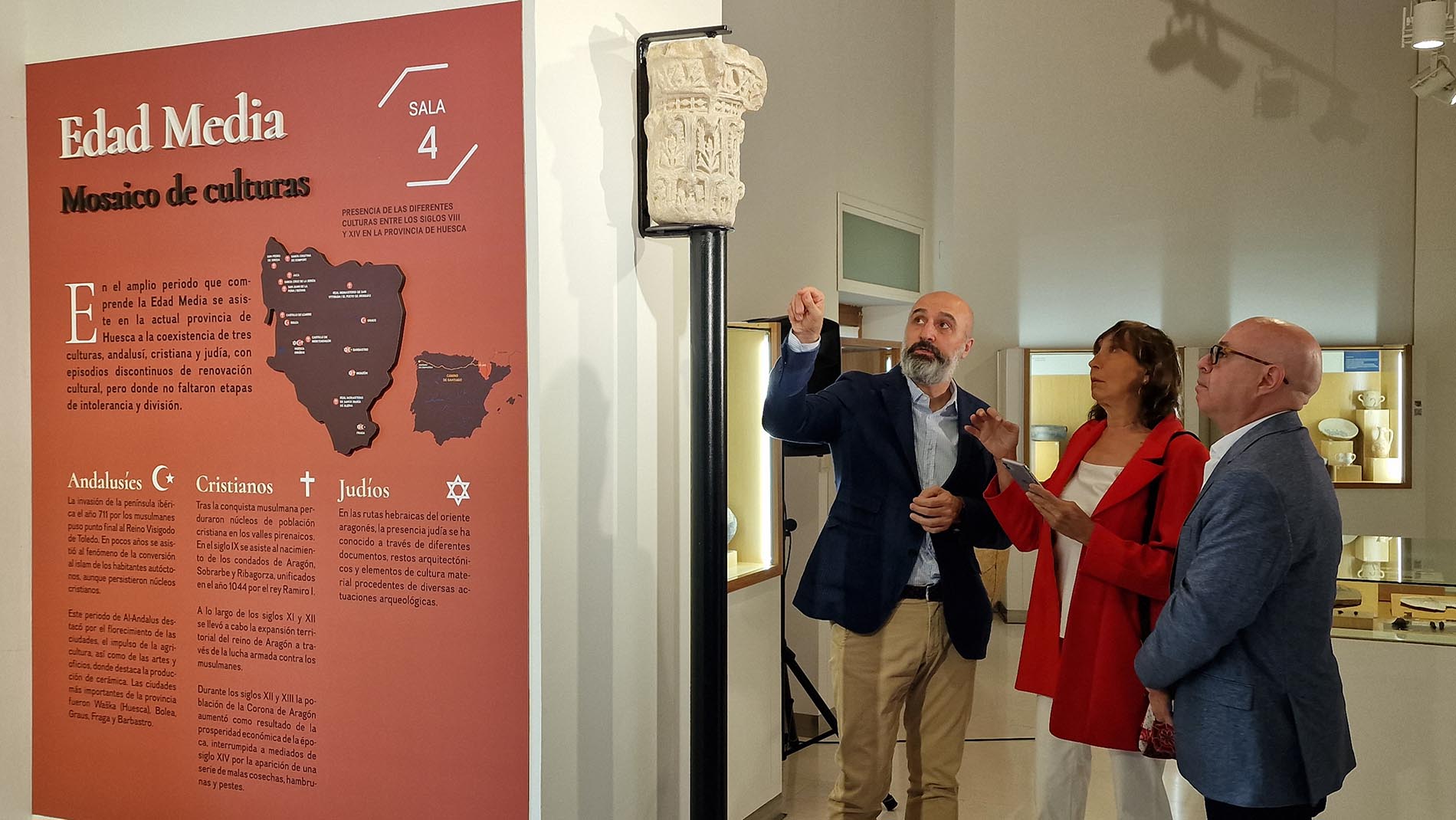 El director general de Cultura, Víctor Lucea, el director del Museo de Huesca, Fernando Sarría, y Zoe Lafarga en la presentación del capitel islámico