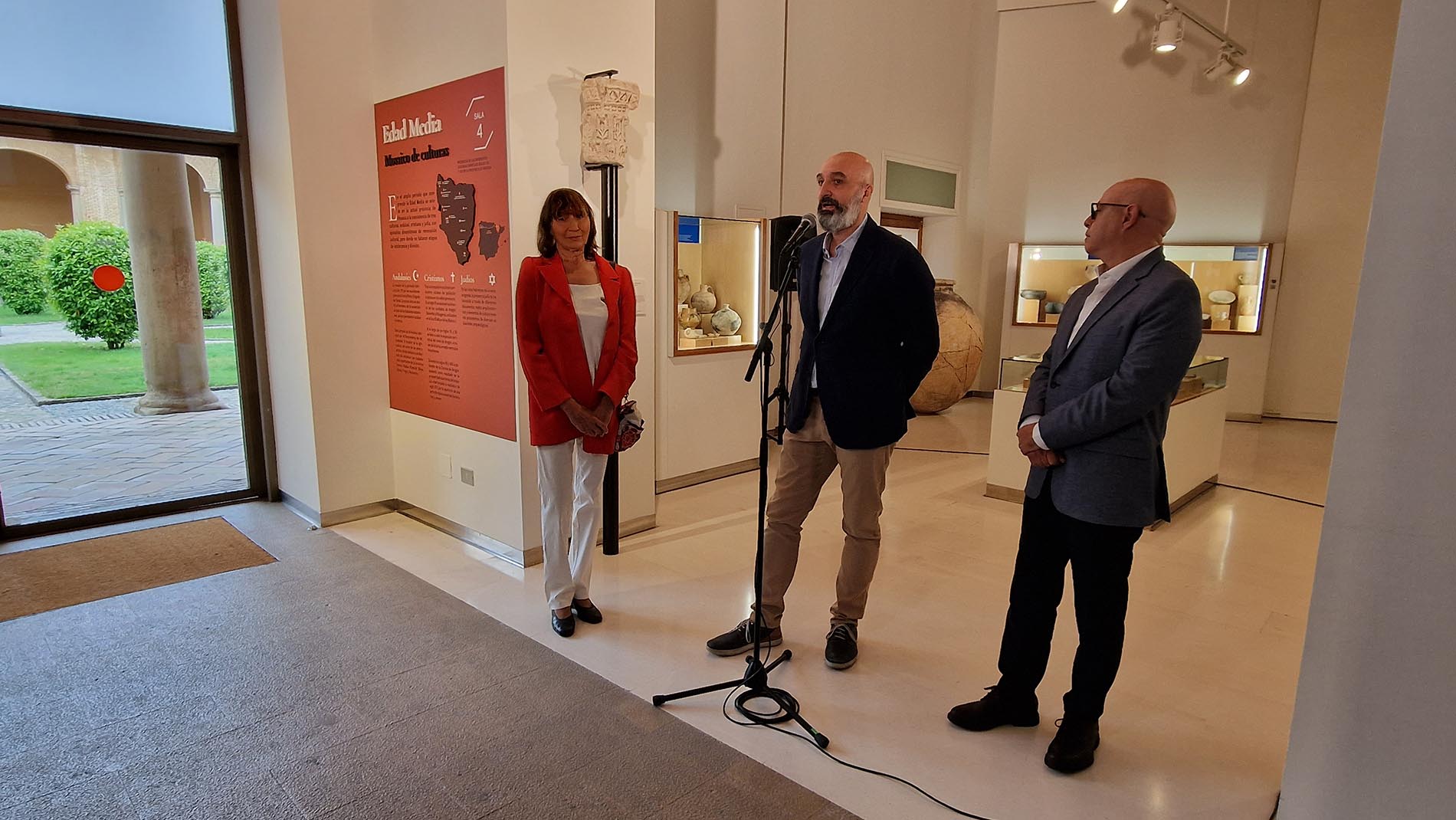 El director general de Cultura, Víctor Lucea, el director del Museo de Huesca, Fernando Sarría, y Zoe Lafarga en la presentación del capitel islámico