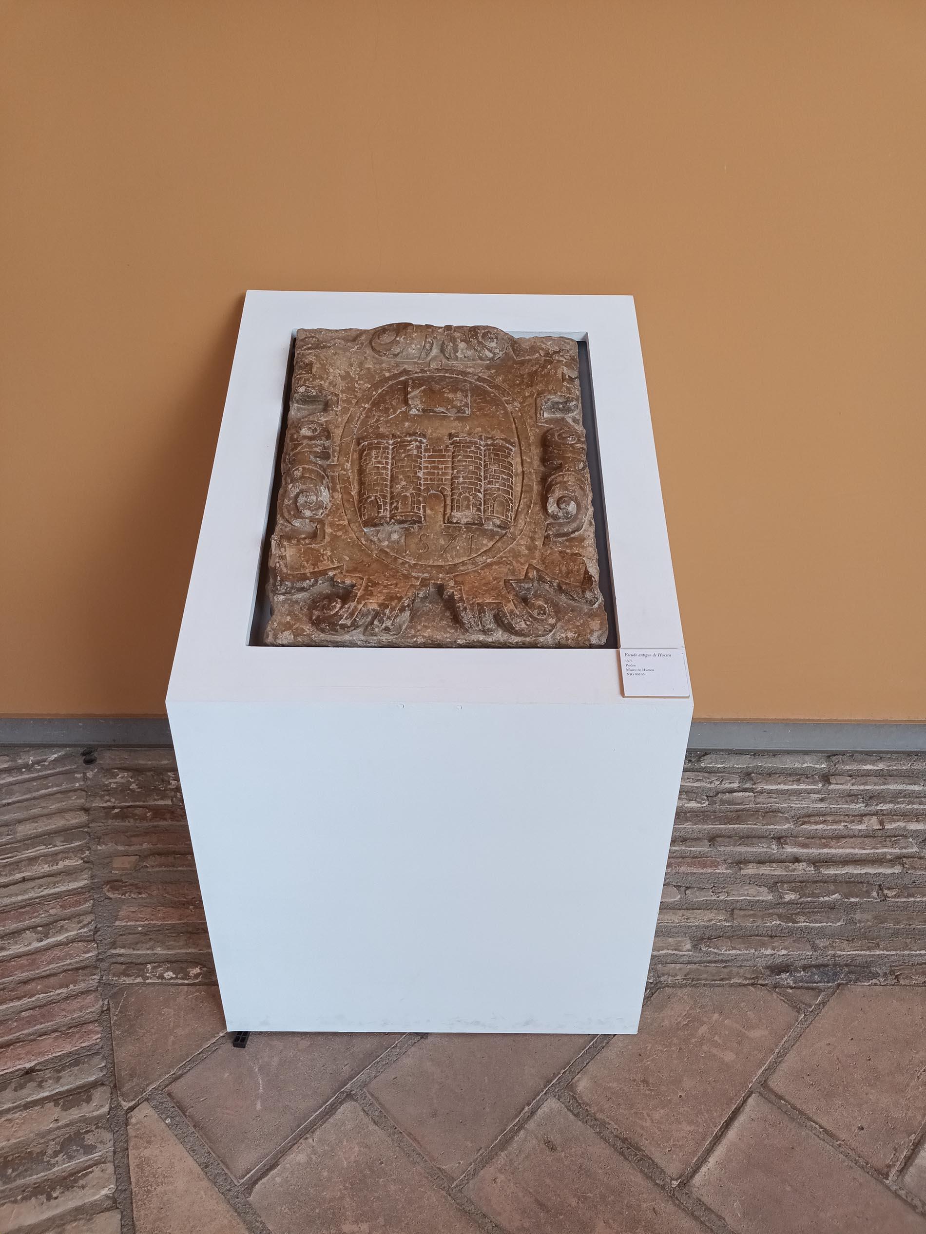El Museo de Huesca renueva su exposición permanente con la exhibición de dos escudos en su patio interior El Museo de Huesca renueva su exposición permanente con la exhibición de dos escudos en su patio interior