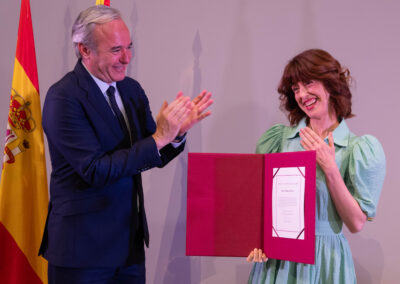 Azcón entrega el Premio de las Letras Aragonesas a Irene Vallejo. Foto: Fabián Simón
