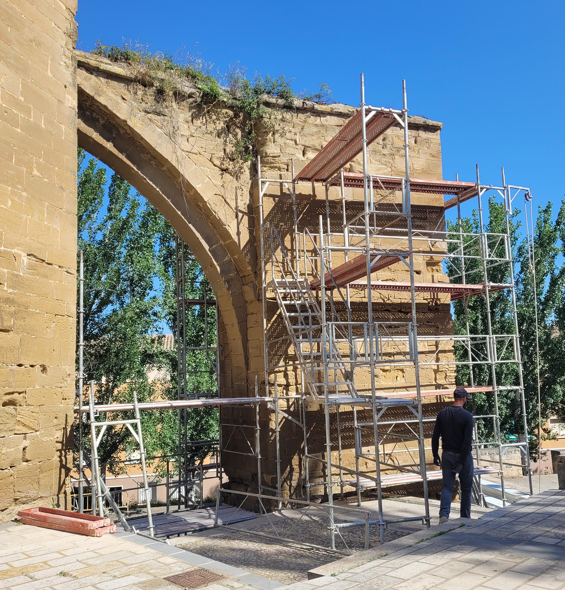 Trabajos en el arco arbotante, en el exterior del Museo de Huesca. Trabajos en el arco arbotante, en el exterior del Museo de Huesca.