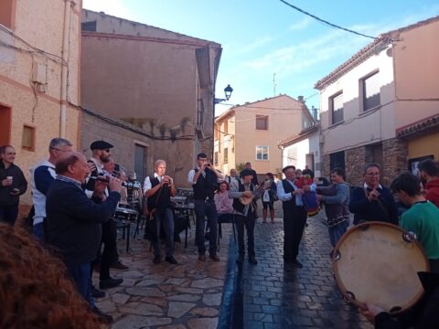 Lituénigo Folk ha llenado este sábado de música y animación las calles de la localidad zaragozana