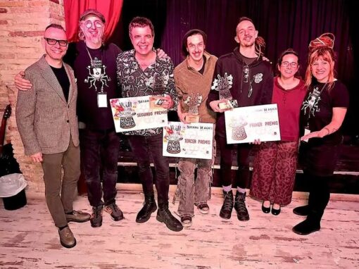 El director general de Cultura y Patrimonio Cultural, Pedro Olloqui, junto a los ganadores de la primera edición