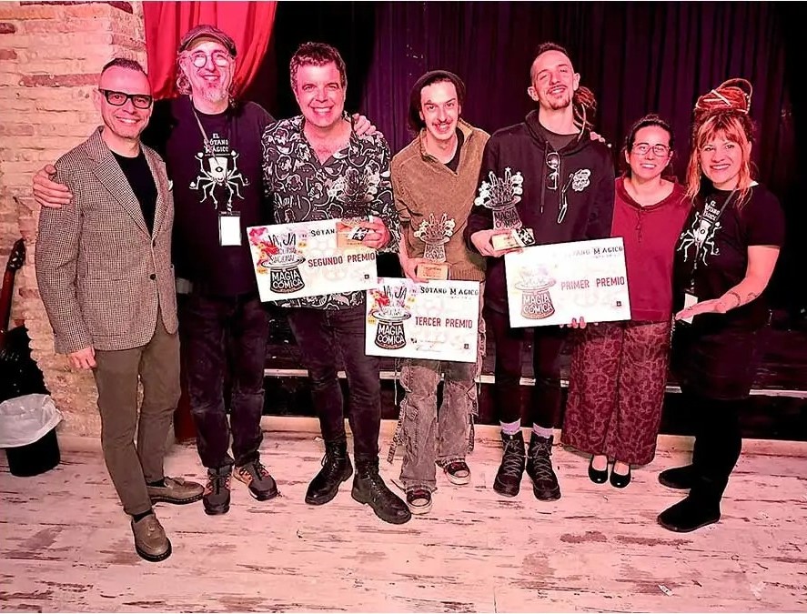 El director general de Cultura y Patrimonio Cultural, Pedro Olloqui, junto a los ganadores de la primera edición