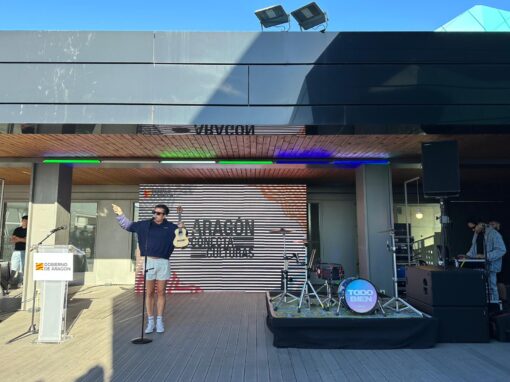 Actuación del grupo Modelo en la presentación del proyecto 'Aragón conecta culturas', en la terraza del IAACC Pablo Serrano